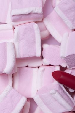 Tatlılar bir arka plan üzerinde kırmızı ruj