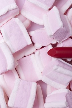 Tatlılar bir arka plan üzerinde kırmızı ruj