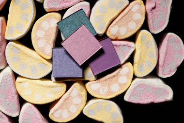 Siyah bir zemin üzerine dikdörtgen göz farı