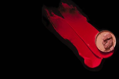 Siyah bir arka plan üzerinde şık Kırmızı dudak parlatıcısı