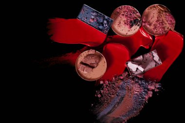 Siyah bir arka plan üzerinde şık Kırmızı dudak parlatıcısı