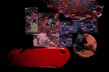 Siyah bir zemin üzerine pembe dudak parlatıcısı