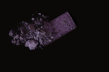 Siyah bir zemin üzerine pembe dudak parlatıcısı