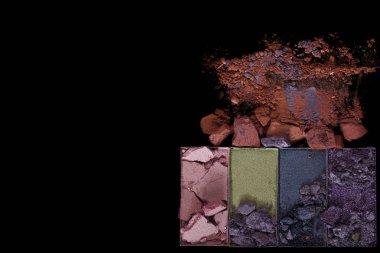 Siyah bir zemin üzerine pembe dudak parlatıcısı