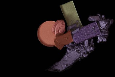 Siyah bir zemin üzerine pembe dudak parlatıcısı