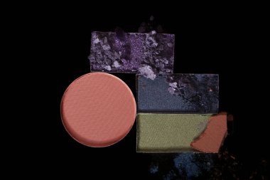 Yüz siyah bir arka plan için kadın toz