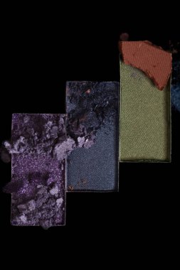 Siyah bir zemin üzerine dikdörtgen göz farı