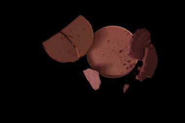 Yüz siyah bir arka plan için kadın toz