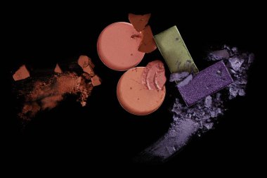 Siyah bir zemin üzerine pembe dudak parlatıcısı