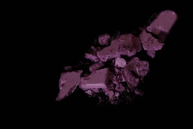 Gözleri siyah bir zemin üzerine dökülen gölge