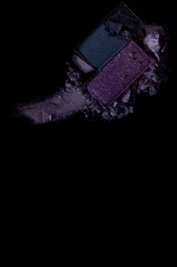 Siyah bir zemin üzerine pembe dudak parlatıcısı