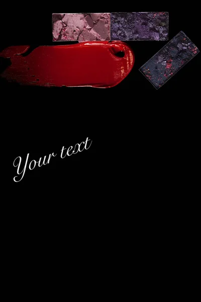 Tyylikäs punainen huulikiilto mustalla taustalla — kuvapankkivalokuva