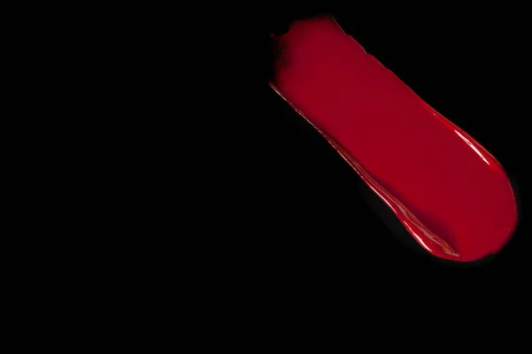 Стильний червоний блиск губ на чорному тлі — стокове фото