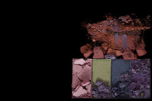 Siyah bir zemin üzerine pembe dudak parlatıcısı