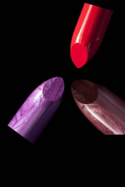 Siyah bir zemin üzerine kırmızı klasik ruj