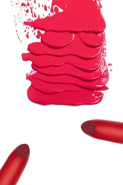 Roter klassischer Lippenstift auf weißem Hintergrund — Stockfoto