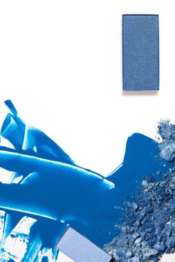 Mavi gölge beyaz zemin üzerine gözler için