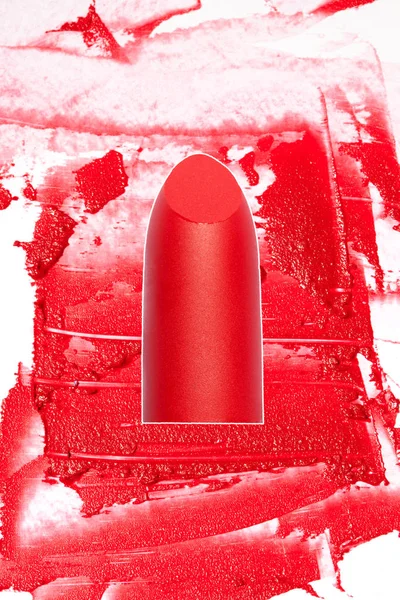 Lápiz labial rojo sobre un fondo de lápiz labial rojo —  Fotos de Stock