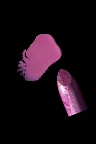 A fekete háttér Vértes a lila rúzs — Stock Fotó