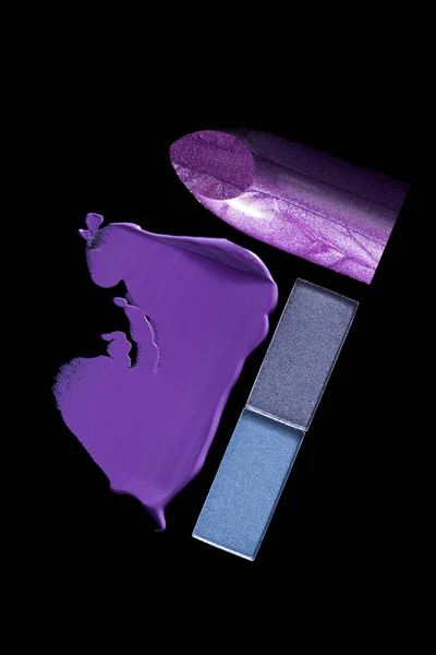 A fekete háttér Vértes a lila rúzs — Stock Fotó