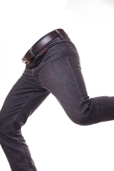 Невидимий чоловік у сірих джинсах біжить — стокове фото