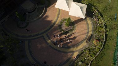 Birçok insan doğada egzersiz yapar..