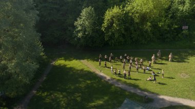 Birçok insan doğada egzersiz yapar..