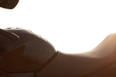 Çölde siyah bir motosiklet..