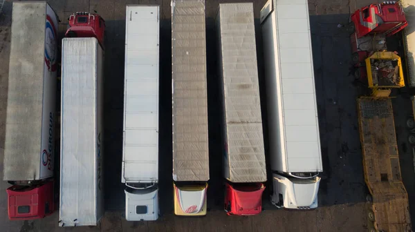 Een Foto Van Vrachtwagens Met Een Aanhangwagen Van Een Hoogte — Stockfoto