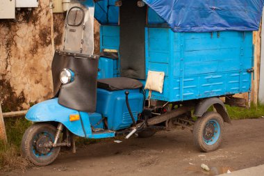 Alışılmadık eski üç tekerlekli bisiklet turları.