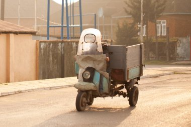 Alışılmadık eski üç tekerlekli bisiklet turları.