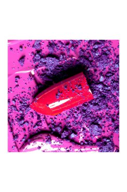 Kırmızı rujun güzel fotoğrafı, beyaz arka planda kırmızı rujun dokusu..