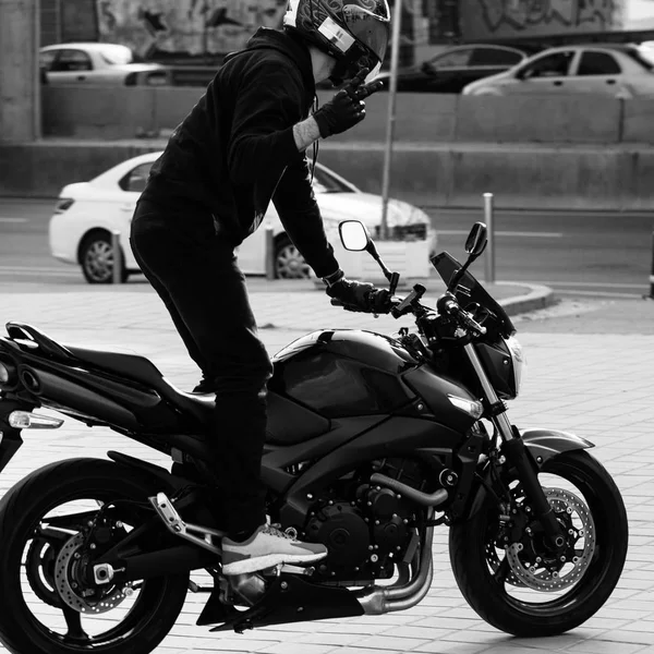 黑色运动摩托车在街上的特写 — 图库照片