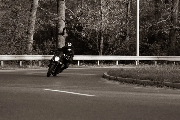 Schwarzes Sportmotorrad Nahaufnahme Auf Der Straße — Stockfoto