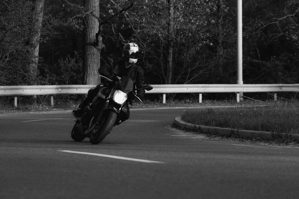 Черный Спортивный Мотоцикл Крупным Планом Улице — стоковое фото
