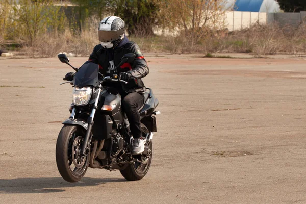 运动漂亮的黑色摩托车特写 — 图库照片