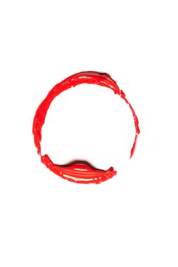 Kırmızı kozmetik ürünlerinin yakın plan fotoğrafı.