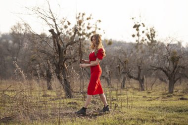 Yakışıklı şık adam puro içiyor..