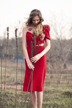 Yakışıklı şık adam puro içiyor..