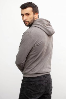 Yakışıklı şık adam puro içiyor..