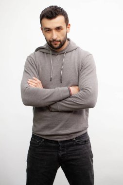 Yakışıklı şık adam puro içiyor..