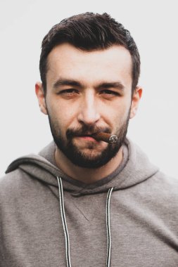 Yakışıklı şık adam puro içiyor..