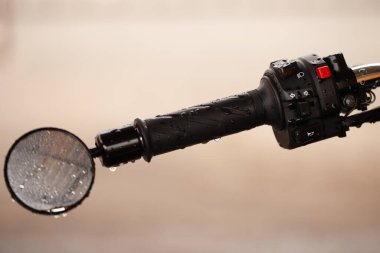 Elektrik santralinin yanında siyah spor motosikleti..