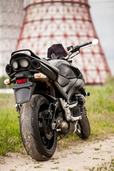 Deportes Motocicleta Negra Cerca Central Eléctrica — Foto de Stock