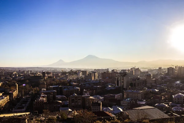 Pembe şehir manzarası