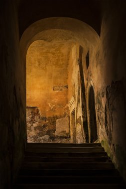 Bir yay ile eski koridor.