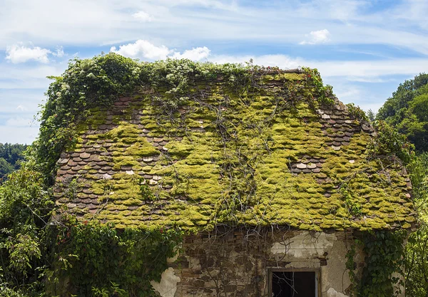 Terk edilmiş eski bir ev — Stok fotoğraf