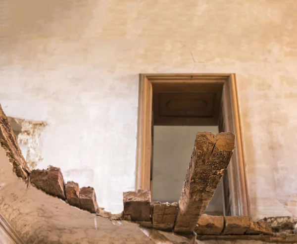 Зруйнований верхній поверх з залишився лише один дерев'яний промінь . — стокове фото