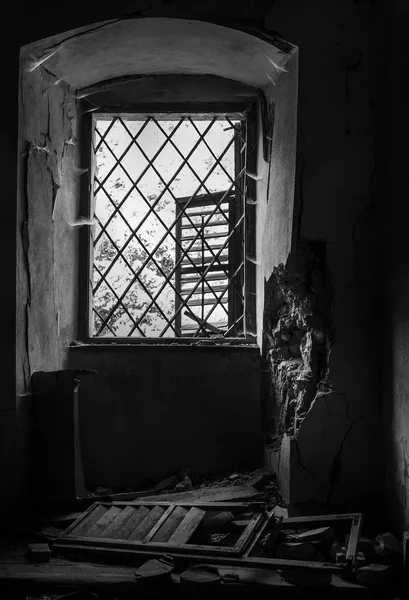 Vieja ventana abandonada —  Fotos de Stock