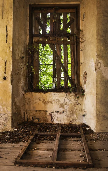 Vieja ventana abandonada —  Fotos de Stock